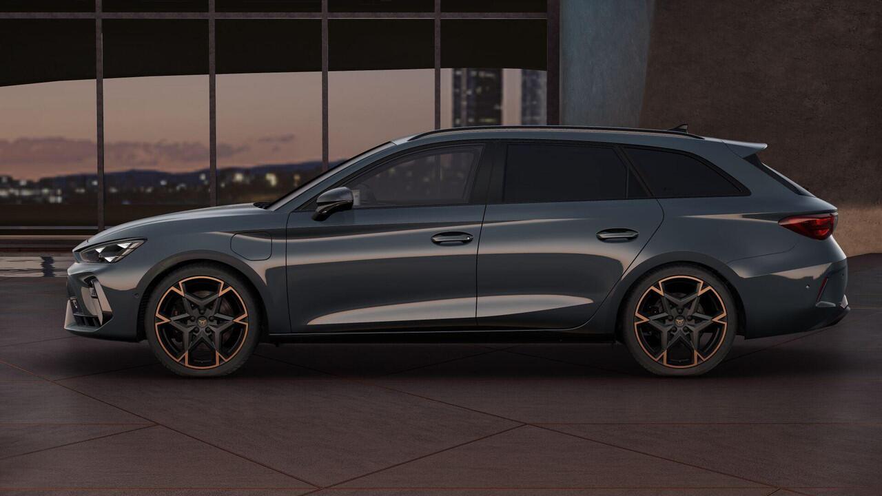 Cupra Leon Sportstourer 1.5 TSI e-Hybrid VZ Performance | Sennheiser sound | Travel Assist | Dodehoek sensor | Achteruitrijcamera | Carplay | Navigatie | Elektrische achterklep