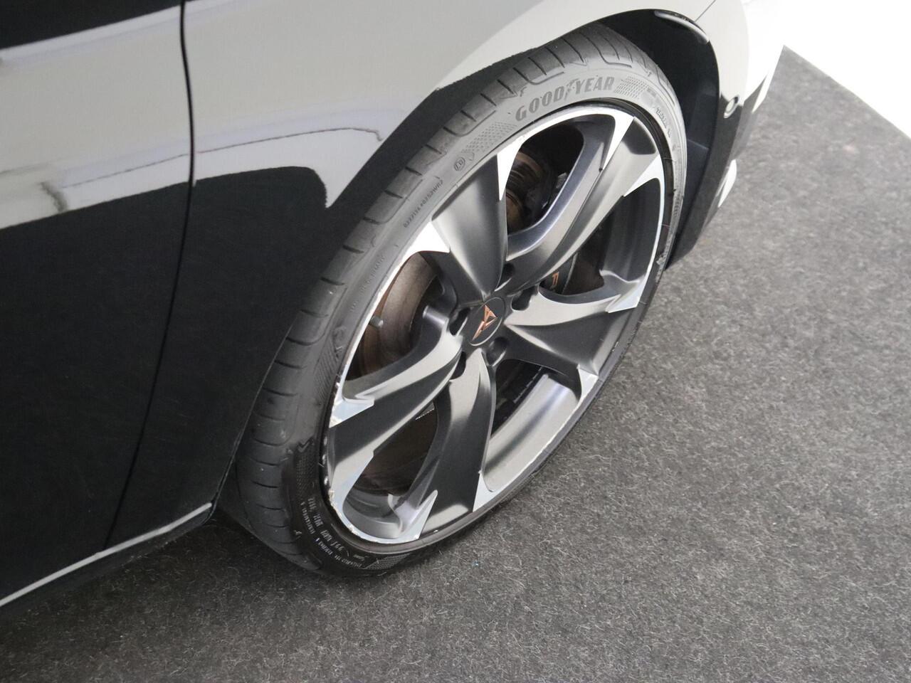 Cupra Leon Sportstourer 1.4 e-Hybrid VZ Performance | Parkeerasisstent | Keyless | Stoel- en stuurwielverwarming | Achteruitrijcamera | Navigatie | 3-zone airco | Sfeerverlichting | Elektrisch inklapbare buitenspiegels |