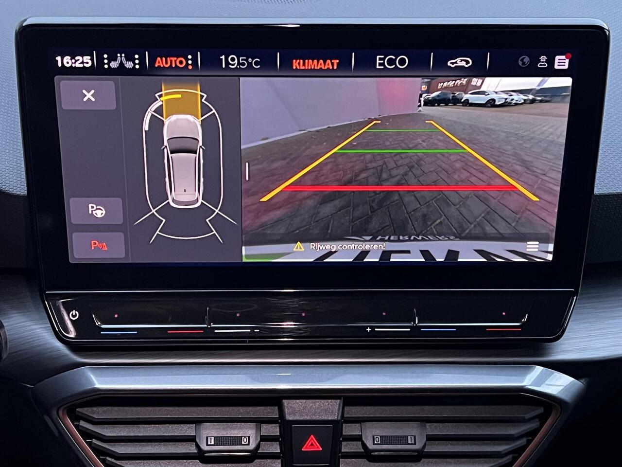 Cupra Leon Sportstourer 1.4 e-Hybrid VZ Copper Edition Automaat 245 PK / Plug-In / EAER 58km / Navigatie / Elektrische trekhaak 1.500 kg / Elektrische klep / Sportstoelen / Stuur- en stoelverwarming / Apple Carplay Android / 19" LM wielen /