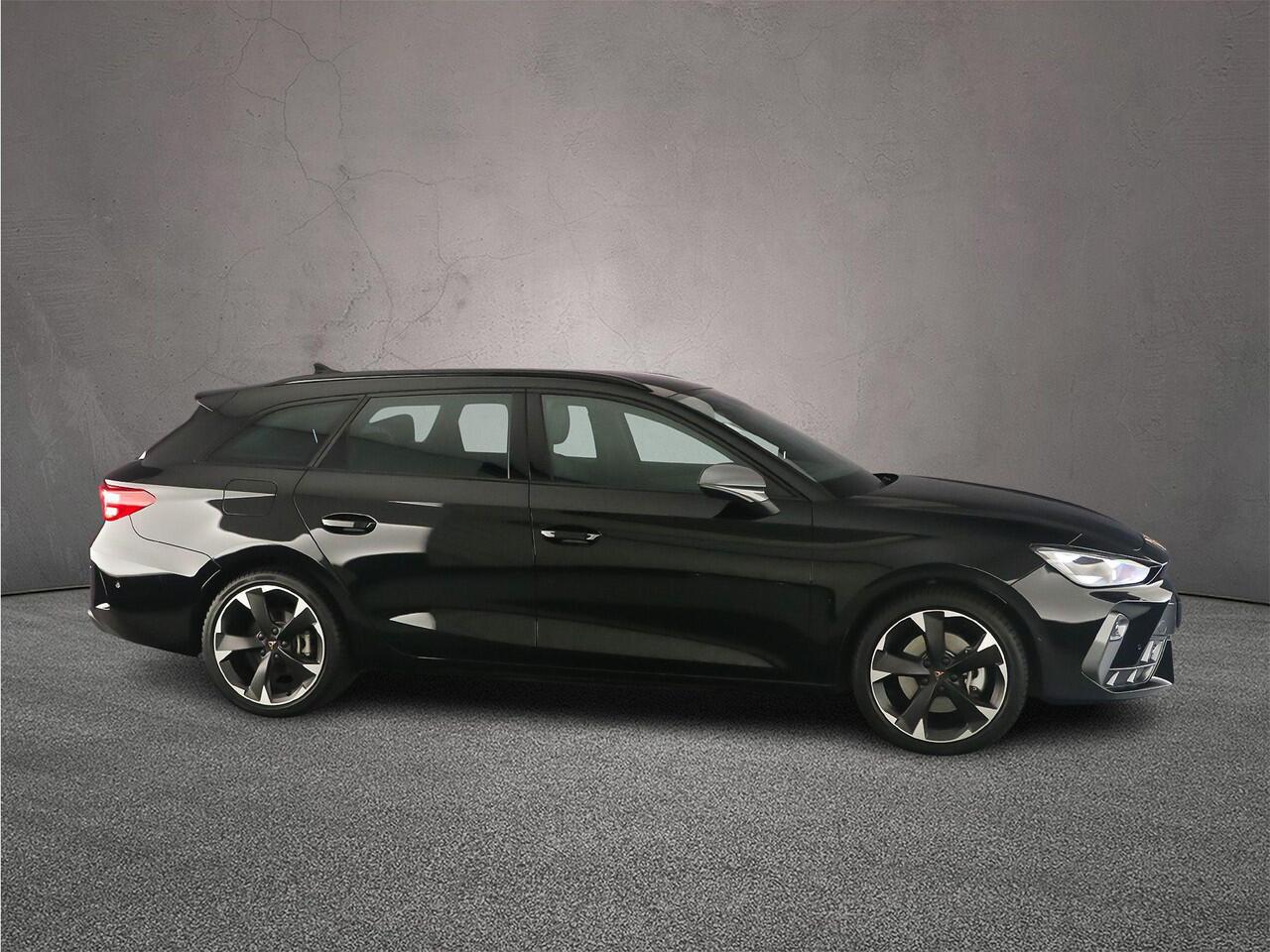 Cupra Leon Sportstourer Business 1.5 TSI eHybrid 204pk DSG Automaat Adaptive cruise control, Navigatie, Achteruitrijcamera, Elektrische achterklep, Stoelverwarming, Stuurwiel verwarmd