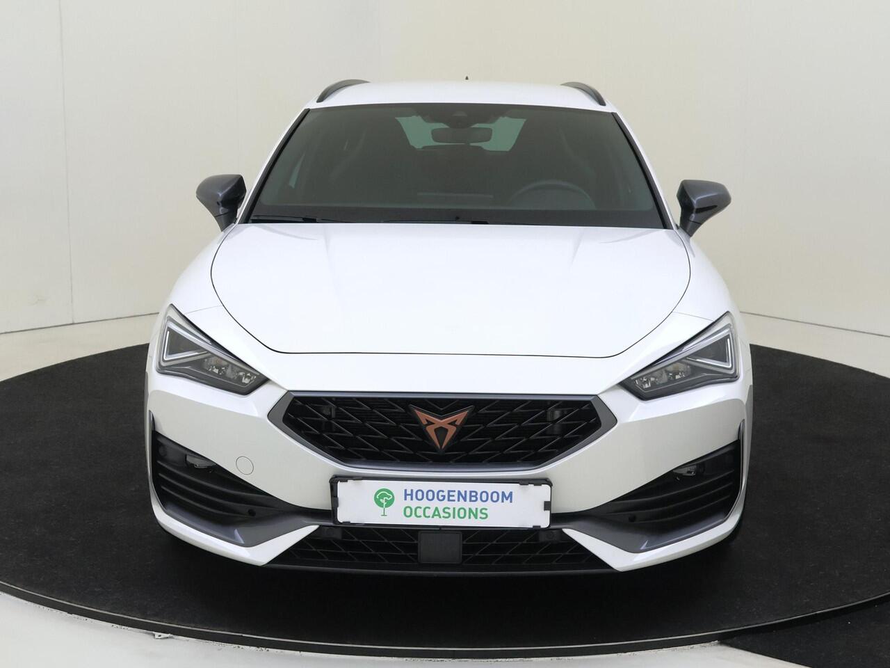 Cupra Leon Sportstourer 1.4 e-Hybrid VZ Performance | Parkeerasisstent | Cupra mode | Keyless | Navigatie | Stoel- en stuurwielverwarming | Dodehoek detectie | 3-zone airco |