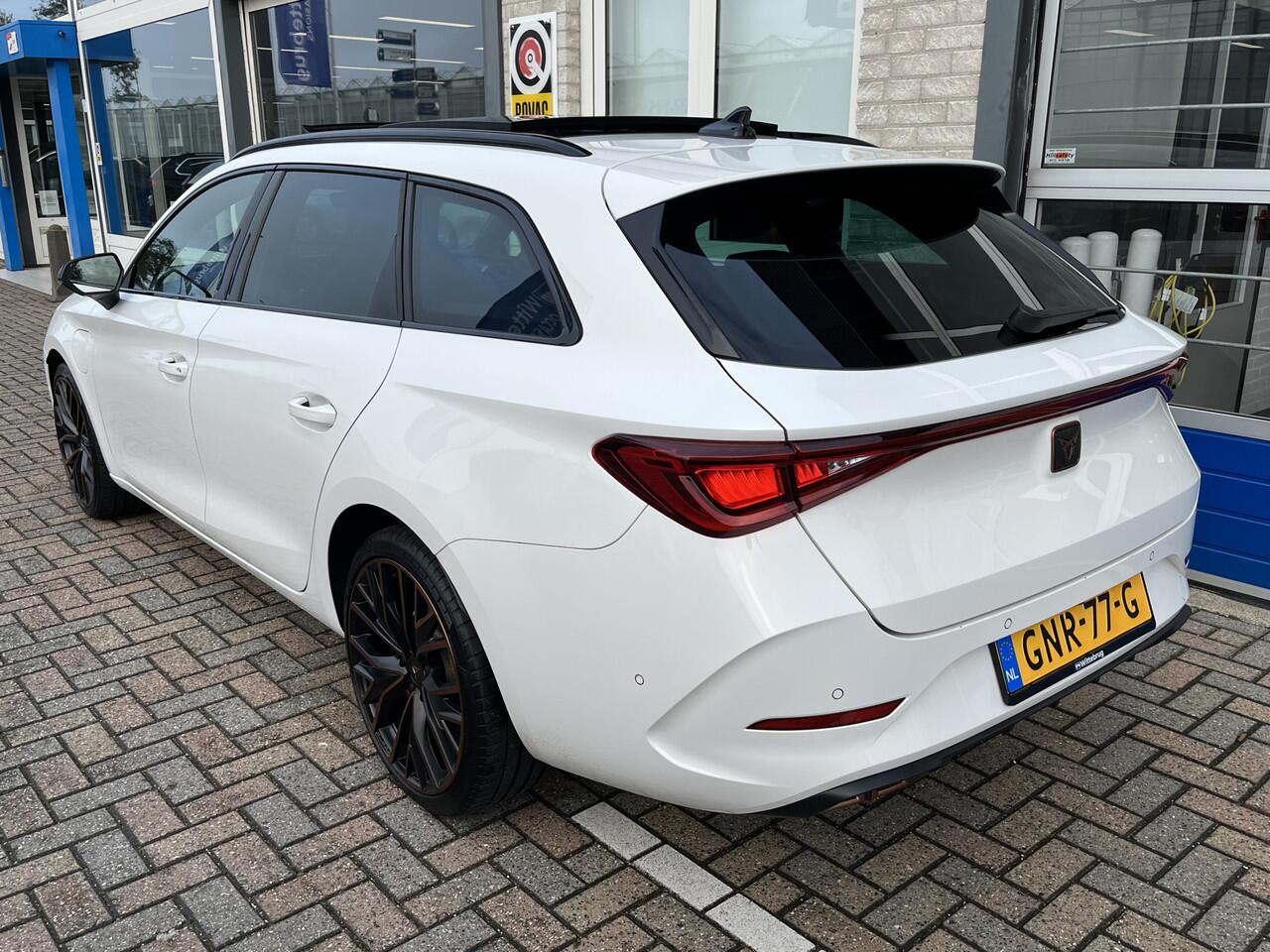 Cupra Leon Sportstourer 1.4 e-Hybrid VZ Performance / AUTOMAAT/ 245 PK/ PANO/ LEER/ SUPER-SPORTSTUUR/ ELEKTR. STOEL/ KEYLESS/ 19" LMV/ FULL LINK/ RIJ-MODI/ STOEL-STUUR VERWARM./ PARK. SENSOREN + CAMERA