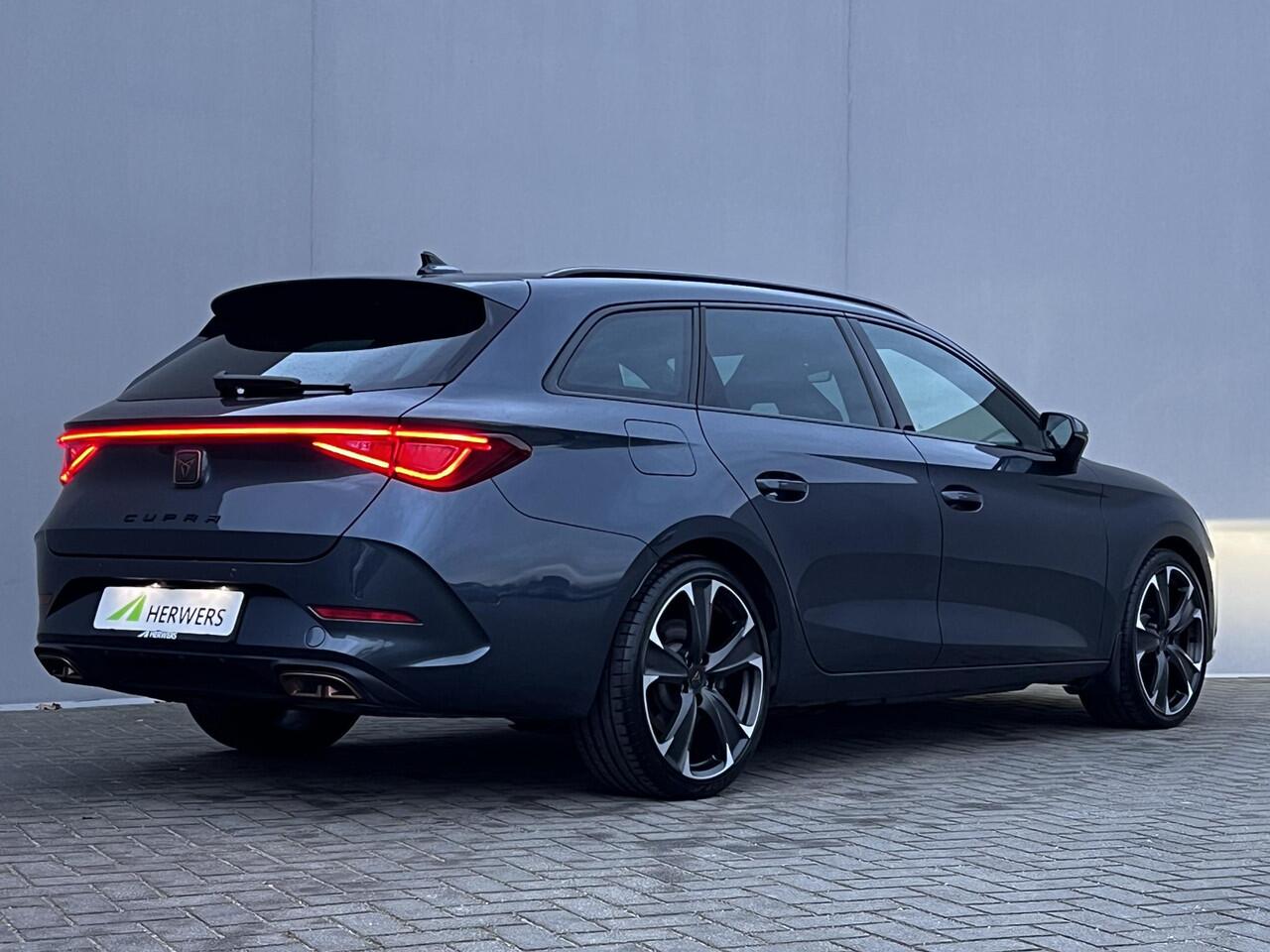 Cupra Leon Sportstourer 1.4 e-Hybrid VZ Copper Edition Automaat 245 PK / Plug-In / EAER 58km / Navigatie / Elektrische trekhaak 1.500 kg / Elektrische klep / Sportstoelen / Stuur- en stoelverwarming / Apple Carplay Android / 19" LM wielen /