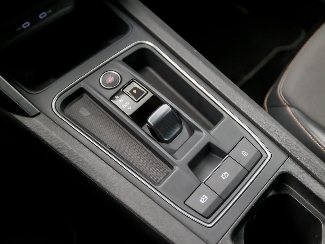 Cupra Leon Sportstourer 1.4 e-Hybrid VZ 245Pk Automaat (APPLE CARPLAY, GROOT NAVI, DIGITAL COCKPIT, CAMERA, LEDER, SPORTSTOELEN, STUUR/STOELVERWARMING, ADAPTIVE CRUISE, KEYLESS, ZWART HEMEL, NIEUWSTAAT)