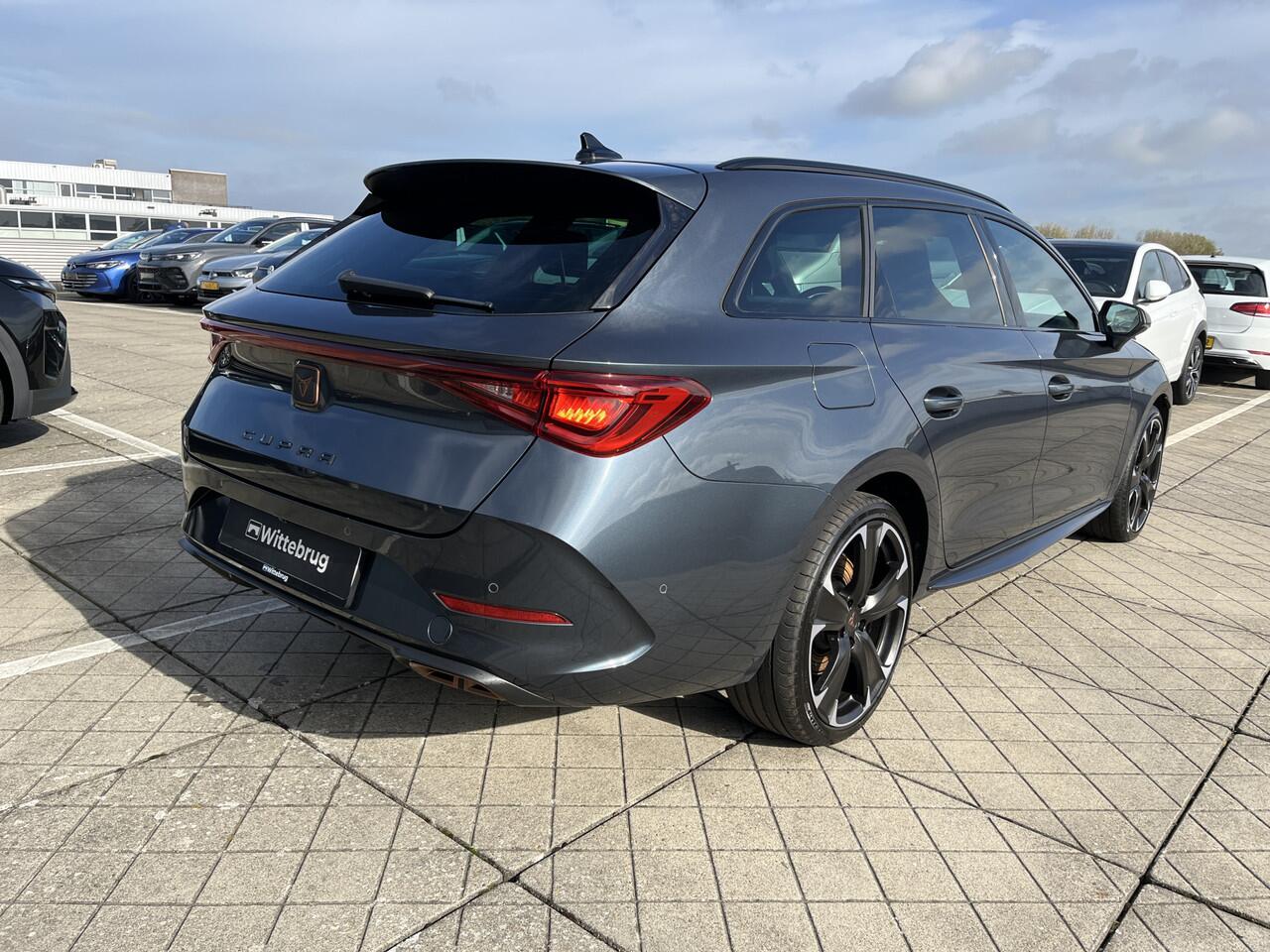 Cupra Leon Sportstourer 1.4 245pk e-Hybrid Black Edition DSG Automaat Supersport / Leder / Panoramadak / 19"LM Velgen / Memorystoel / Navigatie