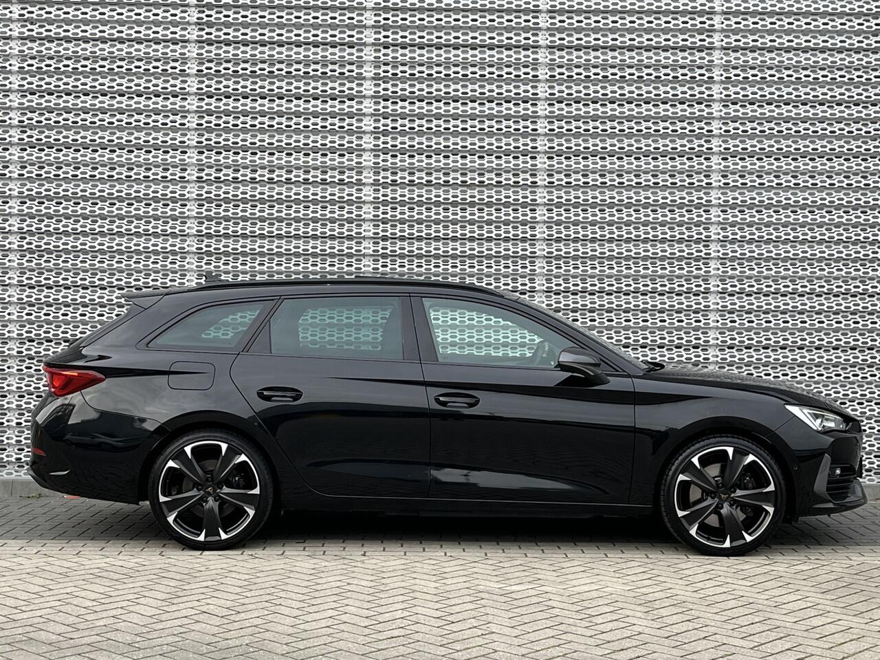 Cupra Leon Sportstourer 1.4 e-Hybrid 245PK VZ Performance / Panoramadak / Memory Seat / Achteruitrijcamera / Stuur + Stoelverwarming / Dodehoek Sensor / Elektrische Achterklep **