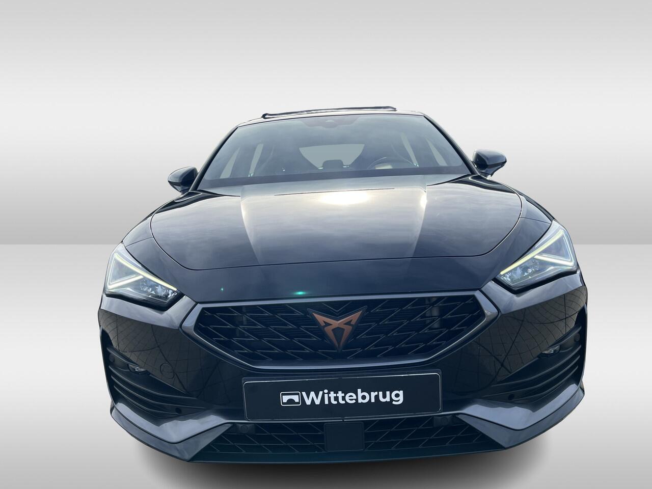 Cupra Leon 1.4 e-Hybrid 245pk Performance DSG Automaat 19"LM velgen / Panoramadak / Voorruit verwarmbaar / Navigatie / Parkeersensoren