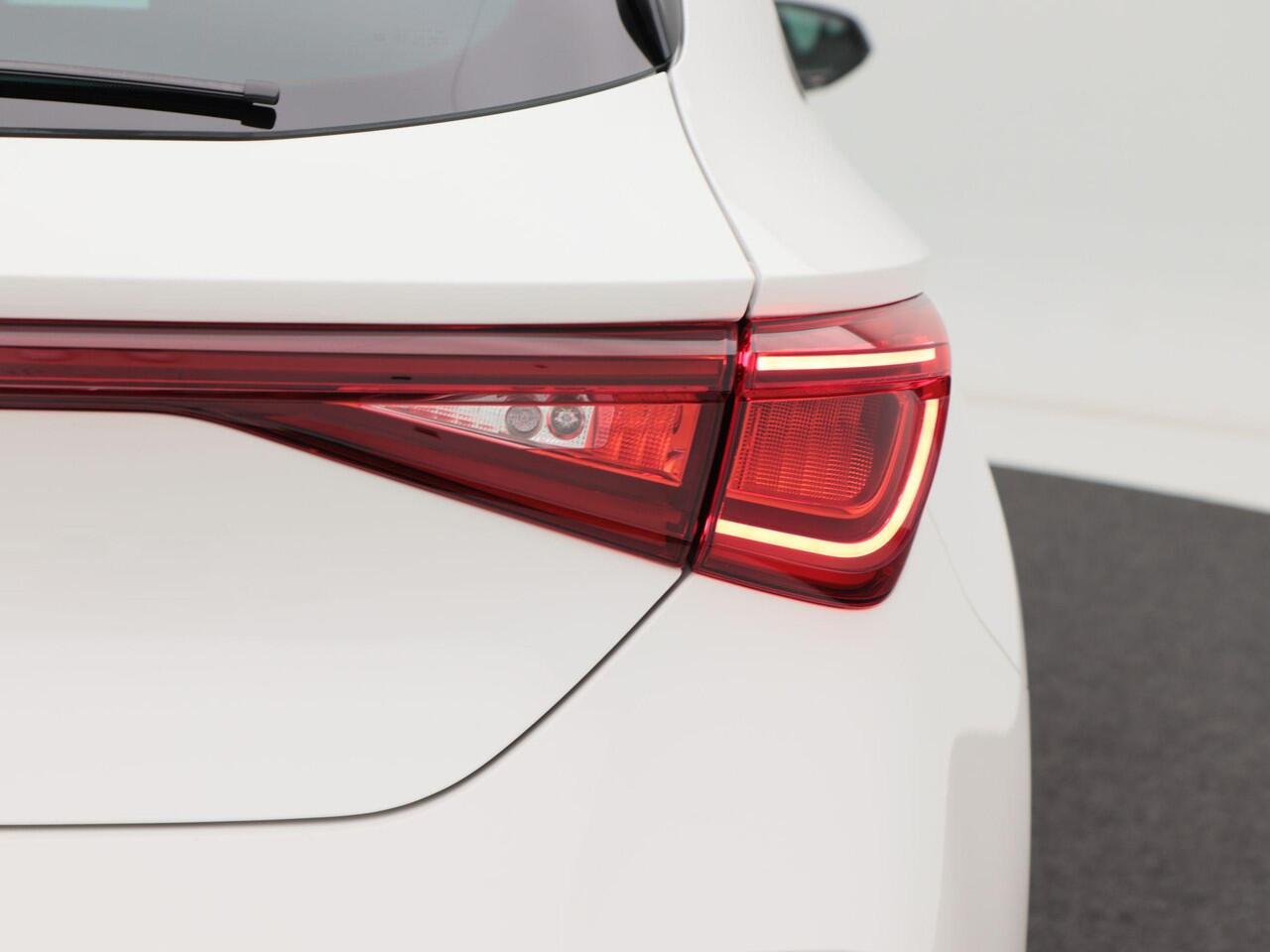 Cupra Leon 1.4 e-Hybrid 245 Pk Automaat VZ Adrenaline | Panoramadak | Adaptive Cruise | Climate Control | Stoelverwarming | Navigatie | Camera | Carplay | 19 inch | 56.510 Km!!