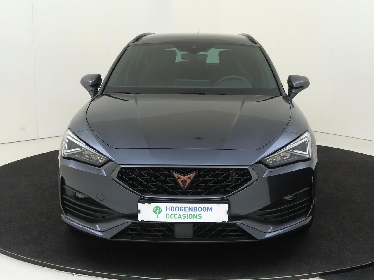 Cupra Leon 1.4 e-Hybrid Essential | SoH 100% | Adaptieve demping | Kuipstoelen | Keyless | Navigatie | Stuurwiel verwarmd | CarPlay | Cruise control | Sfeerverlichting |