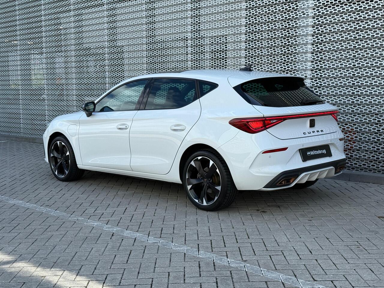 Cupra Leon 1.4 e-Hybrid 204PK Performance / Panoramadak / Kuipstoelen / Digitale Cockpit / Parkeersensoren Achter / Dodehoek Sensor / Stuurverwarming