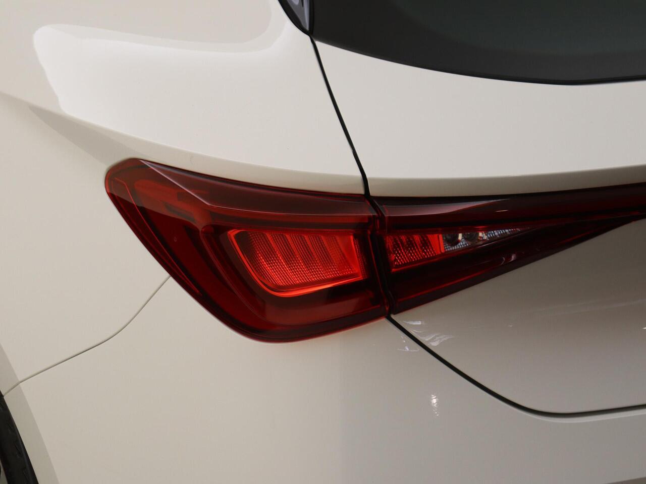 Cupra Leon 1.4 e-Hybrid Business | Keyless | Adaptieve demping systeem | 3-zone airco | Stoel- en stuurwielverwarming | Cruise control | CarPlay | Parkeersensoren achter |