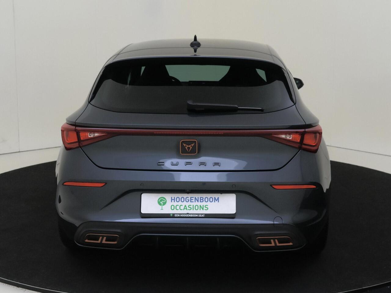 Cupra Leon 1.4 e-Hybrid Business | Parkeerassistent | Adaptieve demping systeem | 3-zone airco | Keyless | Dodehoek detectie | Achteruitrijcamera | Stoel- en stuurwielverwarming | CarPlay |
