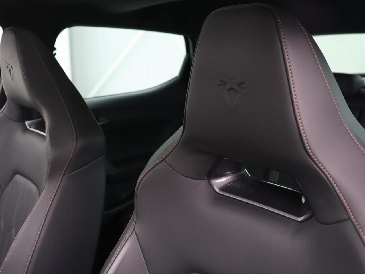 Cupra Leon 2.0 TSI | 300pk | Panoramadak | Leder | Stoelverwarming | Carplay | Camera | Adaptive cruise | Navigatie | 19'' | Sfeerverlichting | Memory | Keyless | Sportstoelen