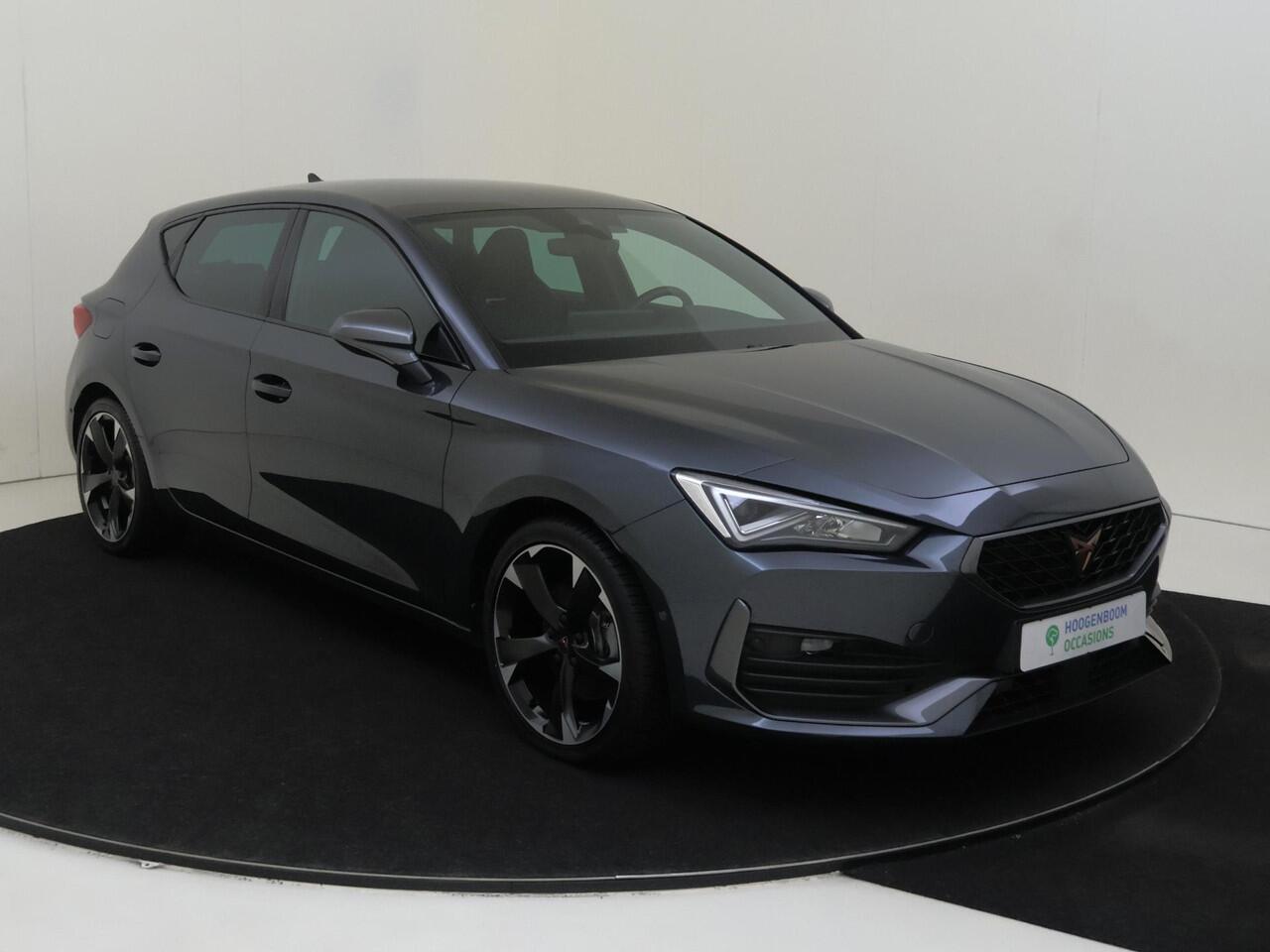 Cupra Leon 1.4 e-Hybrid Business | Parkeerassistent | Adaptieve demping systeem | 3-zone airco | Keyless | Dodehoek detectie | Achteruitrijcamera | Stoel- en stuurwielverwarming | CarPlay |