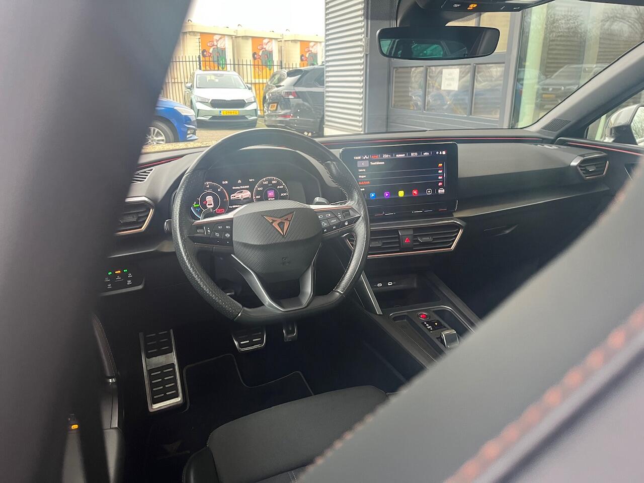 Cupra Leon 1.4 e-Hybrid VZ 245pk DSG Performance / Panorama dak / 19'' LMV / Parkeersensoren voor en achter / Navigatie / Carplay