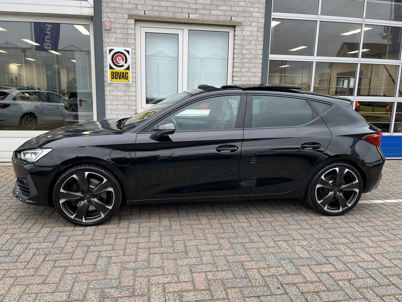 Cupra Leon 1.4 e-Hybrid VZ Black Edition / AUTOMAAT/ 245 PK/ PANO/ PARK. SENSOREN/ LEDER/ DCC/ MEMORY SEATS/ STOEL-STUURVERWARM./ KEYLESS/ ADAPT. CRUISE/ FULL LINK/ NAVI/ CLIMA/ DAB/ 19" LMV