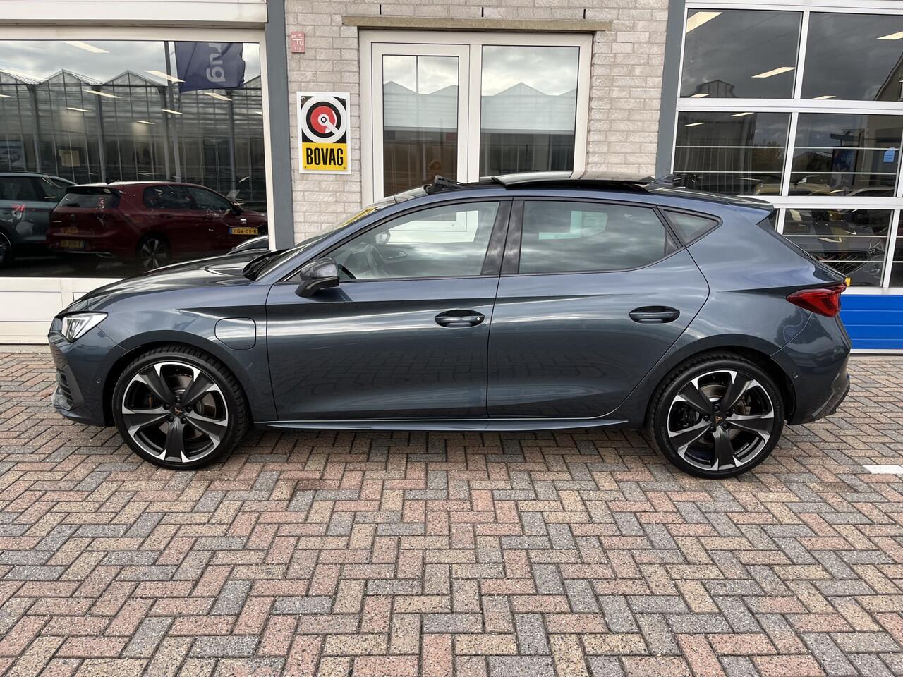 Cupra Leon 1.4 e-Hybrid VZ Performance / AUTOMAAT/ PANO/ 245PK/ 19" LMV/ NAVI/ DIGITAL DASH/ STOEL-STUUR VERWARM./ PARK. SENSOREN + CAMERA/ KEYLESS