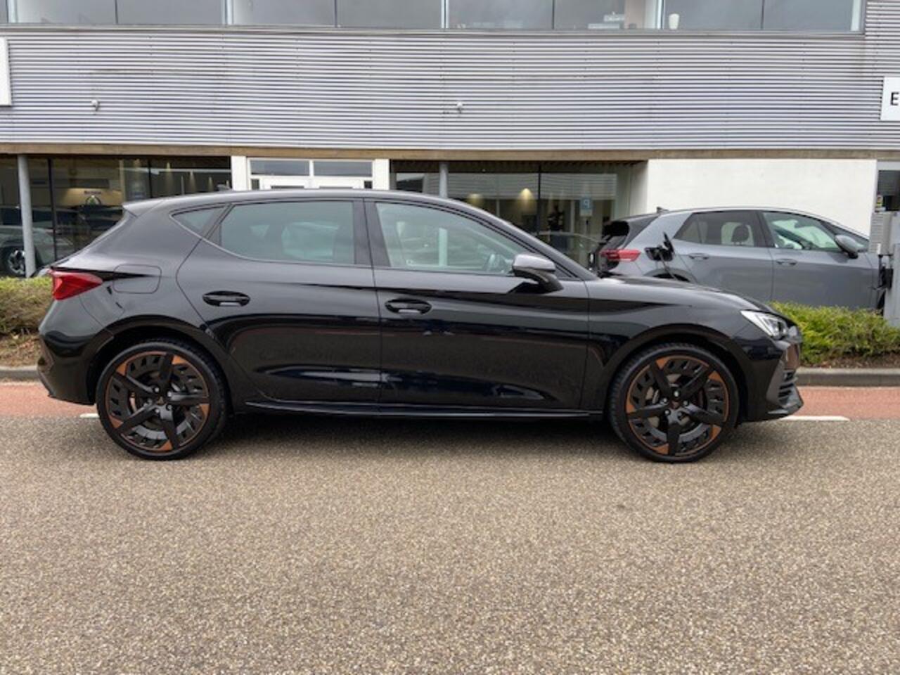 Cupra Leon 1.4 e-Hybrid VZ Black Edition / Lederen Bekleding / Memory Seat / 19" LMV / Verwarmbare stoelen vóór & stuurwiel