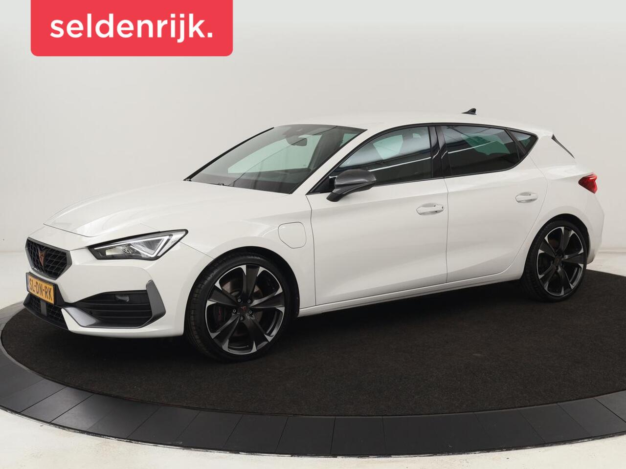 Cupra Leon 1.4 eHybrid VZ | 245pk | Carplay | Navigatie | Sfeerverlichting | Keyless | Sportstoelen | Digital Cockpit | Parkeerhulp | PHEV | Plug In