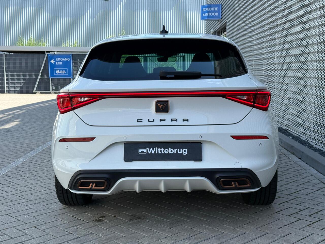 Cupra Leon 1.4 e-Hybrid 204PK Performance / Panoramadak / Kuipstoelen / Digitale Cockpit / Parkeersensoren Achter / Dodehoek Sensor / Stuurverwarming