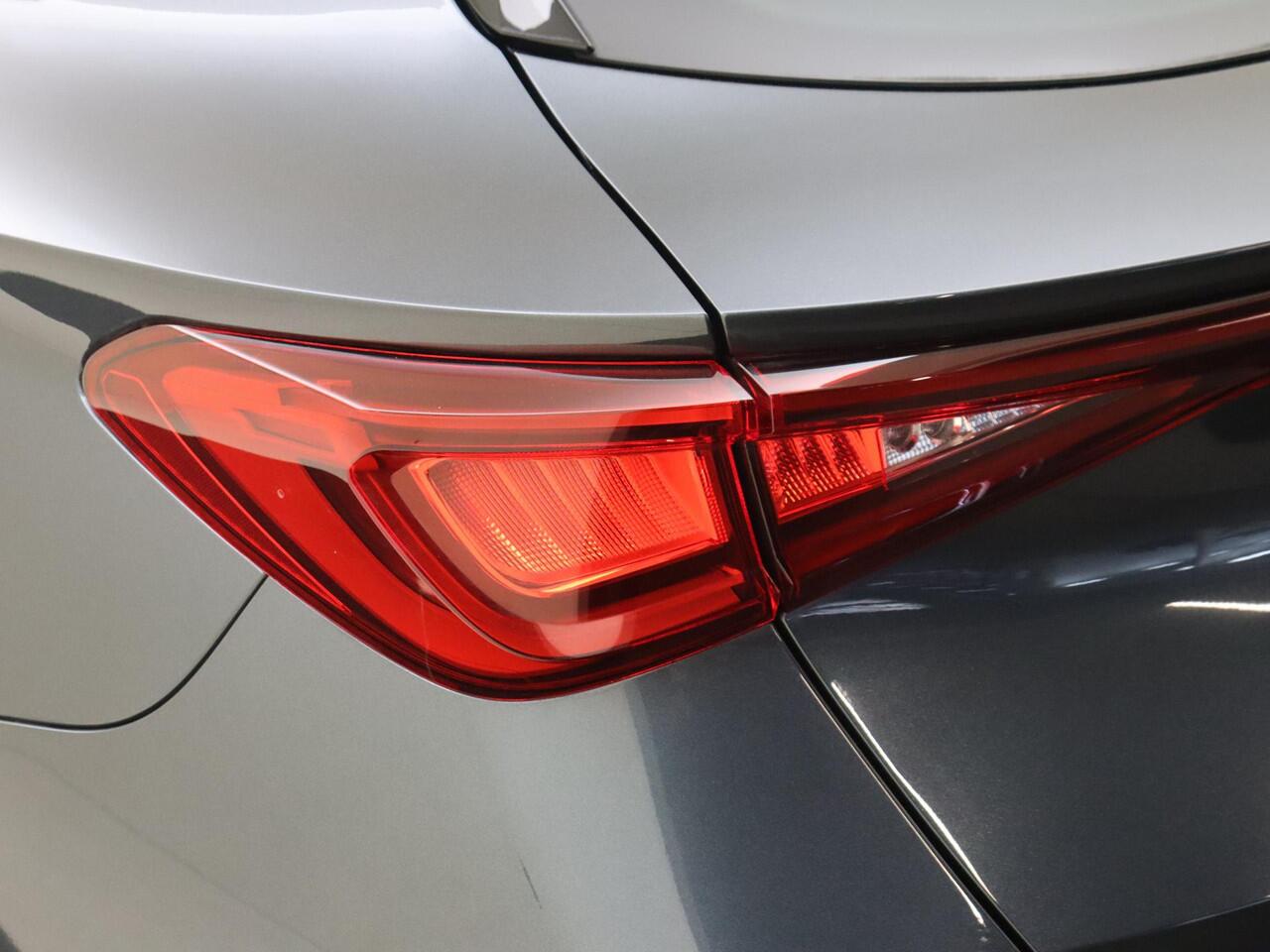 Cupra Leon 1.4 e-Hybrid Essential | SoH 100% | Adaptieve demping | Kuipstoelen | Keyless | Navigatie | Stuurwiel verwarmd | CarPlay | Cruise control | Sfeerverlichting |