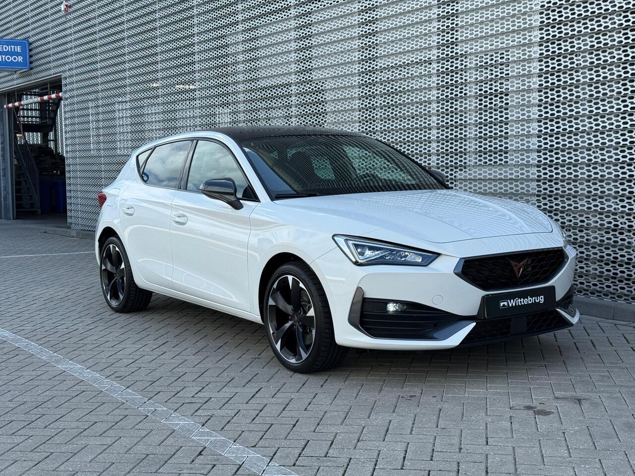 Cupra Leon 1.4 e-Hybrid 204PK Performance / Panoramadak / Kuipstoelen / Digitale Cockpit / Parkeersensoren Achter / Dodehoek Sensor / Stuurverwarming