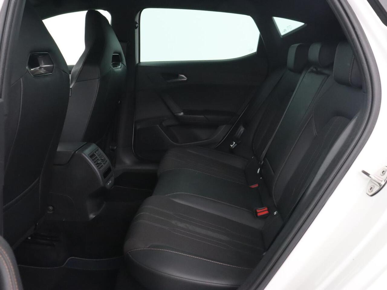 Cupra Leon 1.4 eHybrid VZ | 245pk | Stoelverwarming | Carplay | Camera | Sfeerverlichting | Navigatie | Adaptive cruise | Keyless | Sportstoelen | 19'' | Full LED | Stuurverwarming | PHEV | Plug In