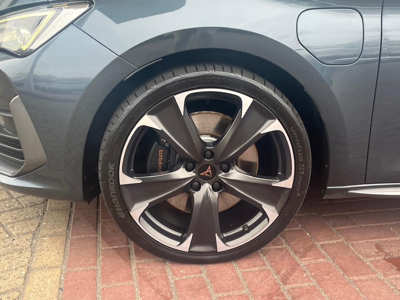 Cupra Leon 1.4 e-Hybrid VZ 245pk DSG Performance / Panorama dak / 19'' LMV / Parkeersensoren voor en achter / Navigatie / Carplay