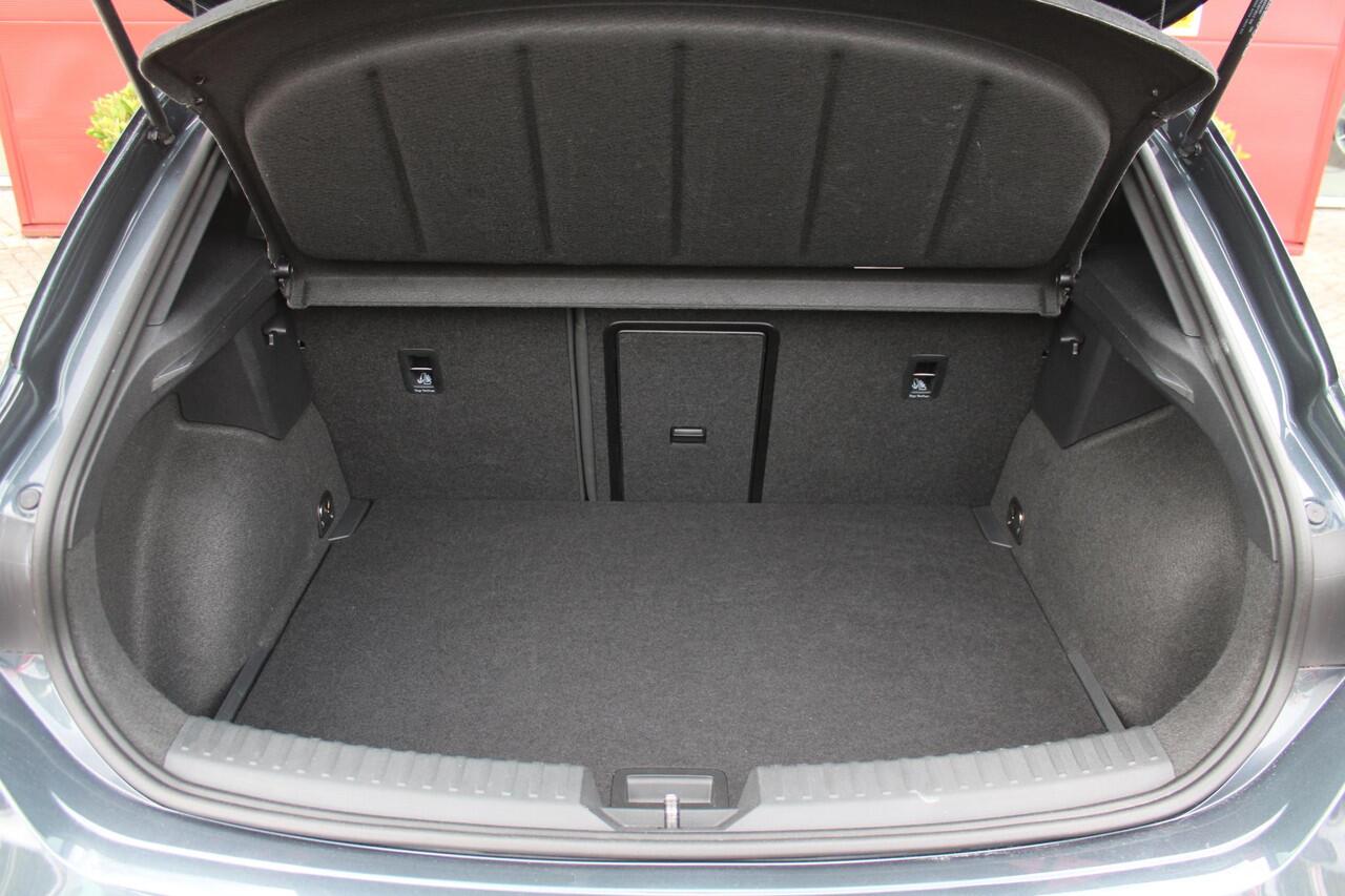 Cupra Leon 1.5 eTSI 150PK BUSINESS EDITION | LED MATRIX KOPLAMPEN | DRAADLOZE APPLE CARPLAY/ANDROID AUTO | NAVIGATIE | ACHTERUITRIJ CAMERA | 18" LICHTMETALEN VELGEN "GARBI" | DRAADLOZE TELEFOONLADER | STOEL/STUUR VERWARMING | 12,9" INFORTAINMENT SYSTEM | ZWARTE HEM