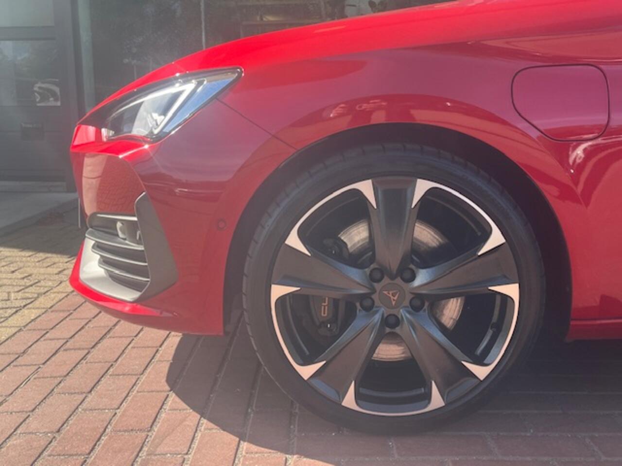 Cupra Leon 1.4 e-Hybrid VZ Performance / Panorama dak / 19 Inch / Supersport stuur / Achteruitrijcamera / Dodehoeksensor