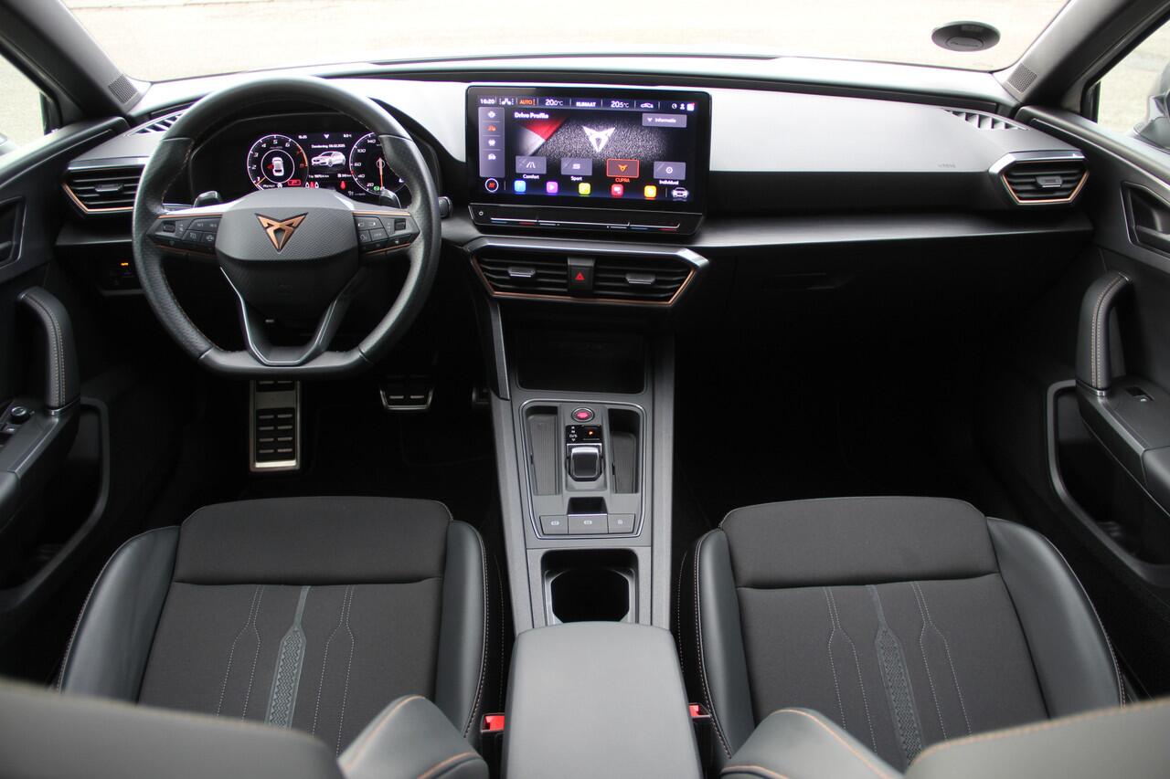 Cupra Leon 2.0 TSI VZ 300Pk | 1e Eigenaar | Keyless-Go | Sfeerverlichting | Apple CarPlay | DIGI-DASH | ACC | Lane Assist | ECC | Navi | Stoel-Stuurverwarming | LMV19" |Sportstoelen | Goede banden | Zeer nette auto