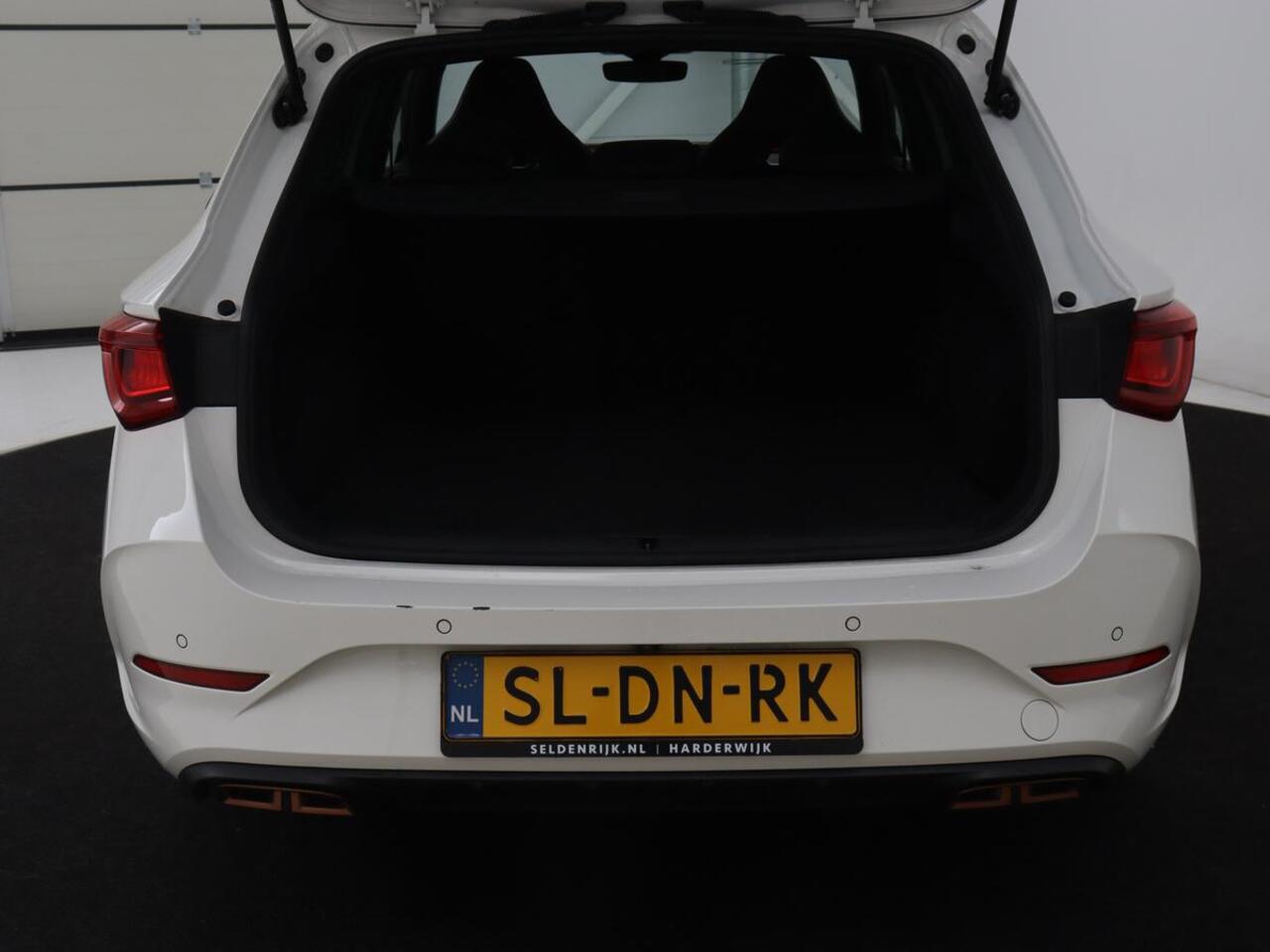 Cupra Leon 1.4 eHybrid VZ | 245pk | Panoramadak | Stoelverwarming | Camera | Carplay | Adaptive cruise | Keyless | Navigatie | 19'' | Sportstoelen | Full LED | PHEV | Plug In