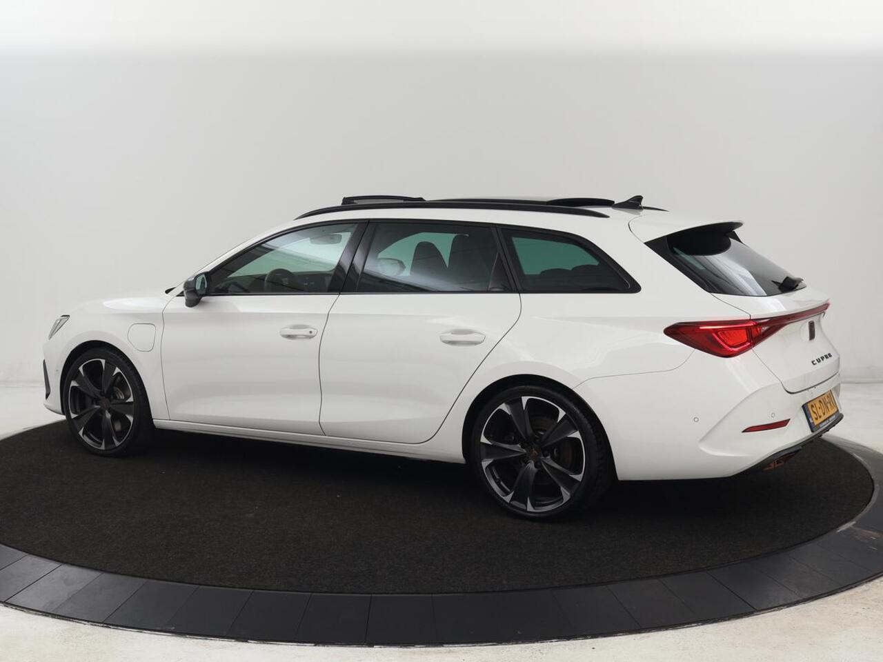Cupra Leon 1.4 eHybrid VZ | 245pk | Panoramadak | Stoelverwarming | Camera | Carplay | Adaptive cruise | Keyless | Navigatie | 19'' | Sportstoelen | Full LED | PHEV | Plug In