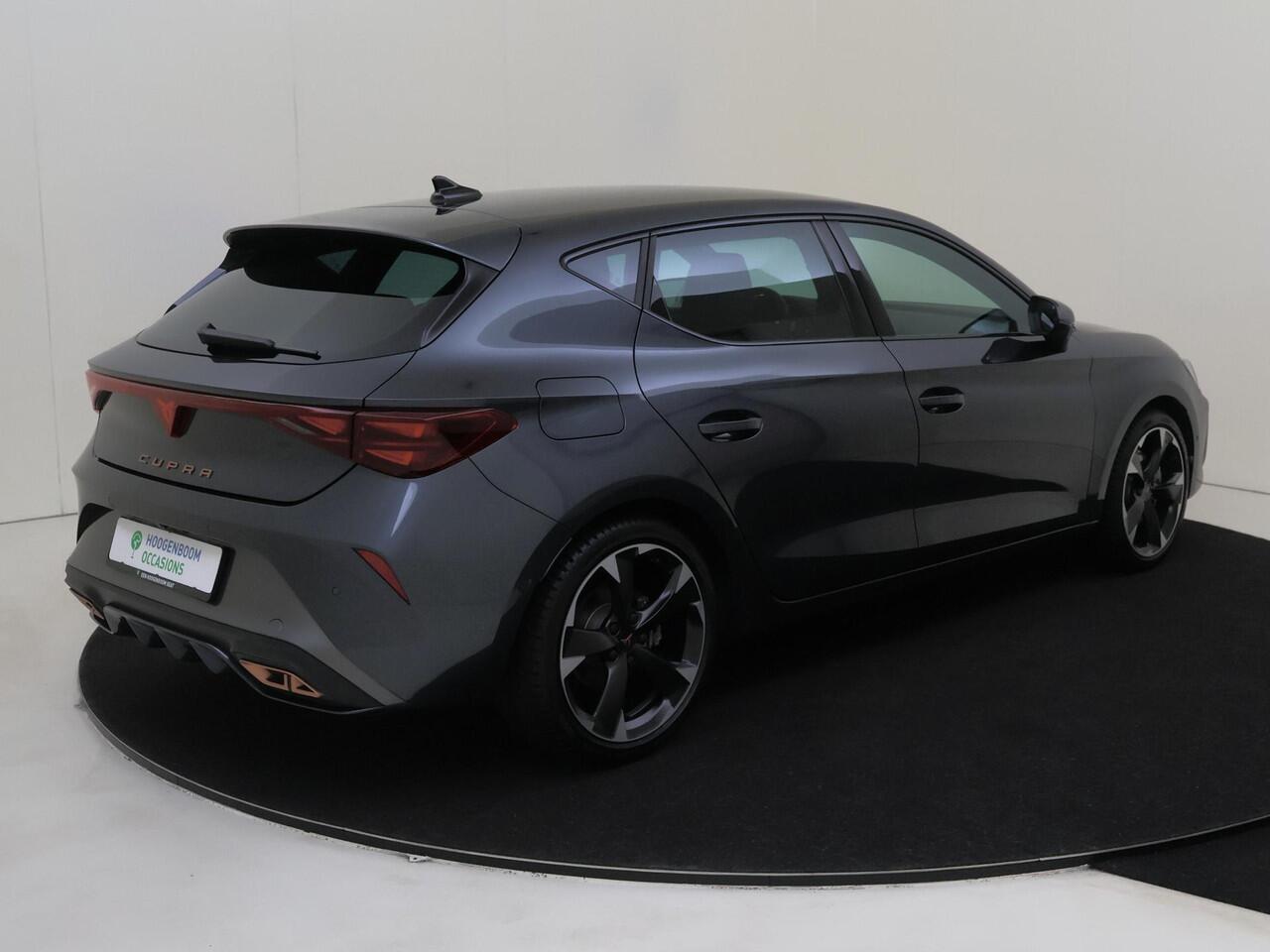 Cupra Leon 1.5 TSI e-Hybrid Business | Parkeerasisstent | Stoel- en stuurwielverwarming | Keyless | Achteruitrijcamera | Navigatie | Dodehoek detectie | 3-zone airco |