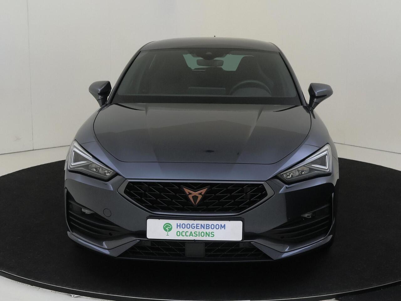 Cupra Leon 1.4 e-Hybrid Business | Parkeerassistent | Adaptieve demping systeem | 3-zone airco | Keyless | Dodehoek detectie | Achteruitrijcamera | Stoel- en stuurwielverwarming | CarPlay |