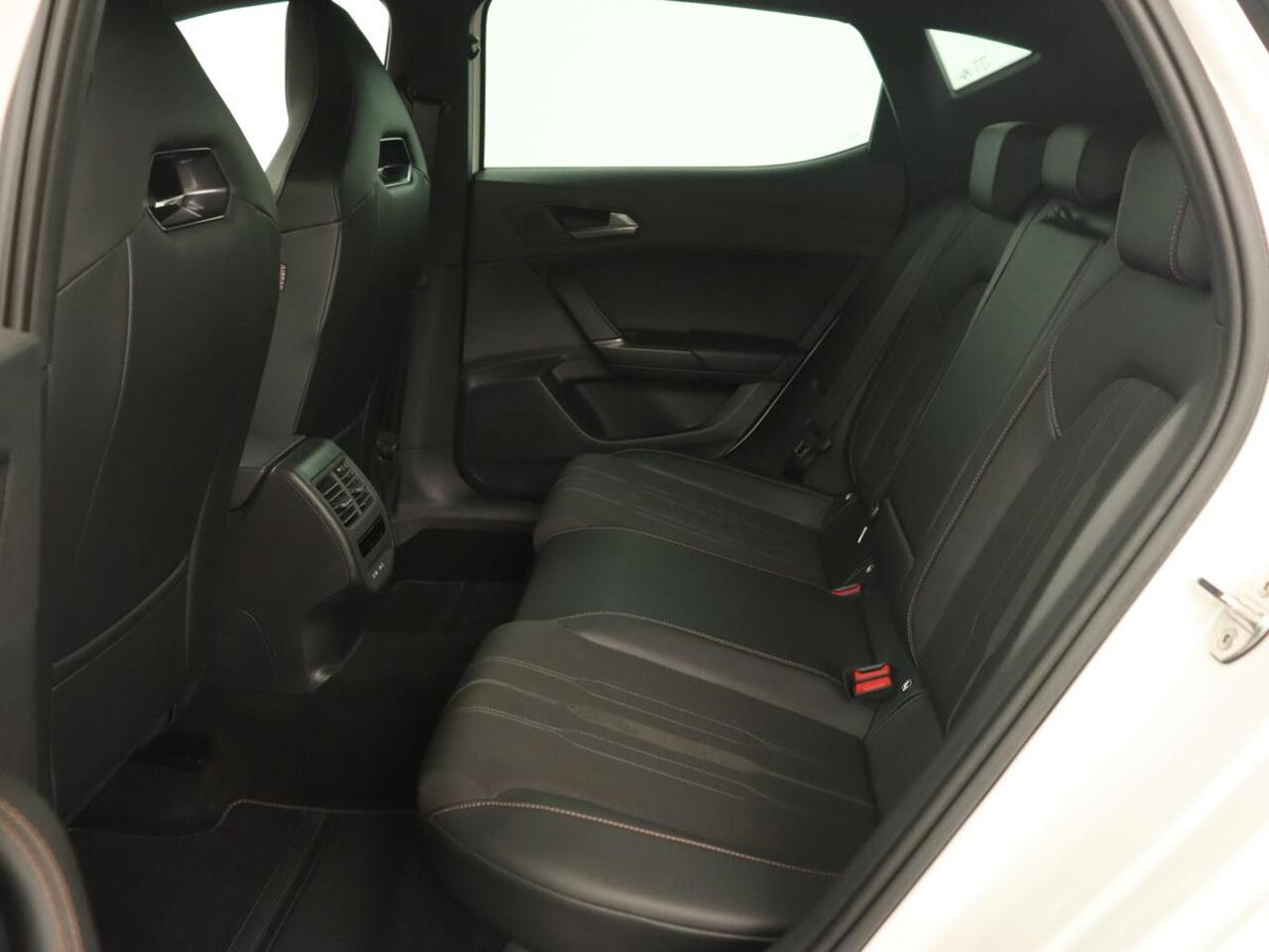 Cupra Leon 1.4 eHybrid VZ | 245pk | Carplay | Navigatie | Sfeerverlichting | Keyless | Sportstoelen | Digital Cockpit | Parkeerhulp | PHEV | Plug In