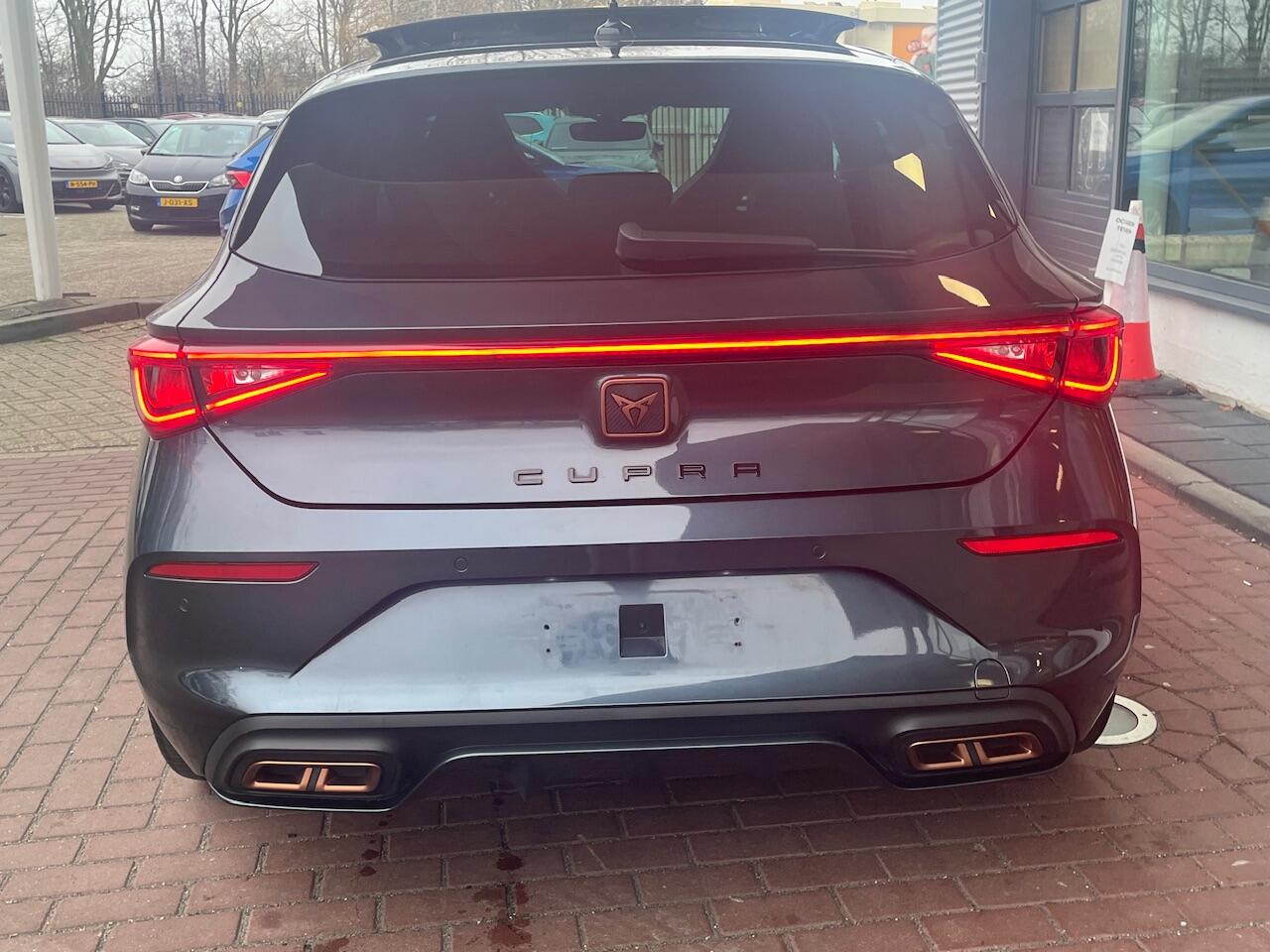 Cupra Leon 1.4 e-Hybrid VZ 245pk DSG Performance / Panorama dak / 19'' LMV / Parkeersensoren voor en achter / Navigatie / Carplay
