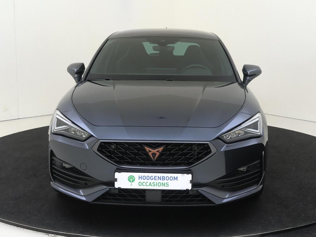 Cupra Leon 1.4 e-Hybrid VZ Business | Parkeerasisstent | Stoel- en stuurwielverwarming | Adaptieve demping | Keyless | Navigatie | Achteruitrijcamera | Sfeerverlichting |