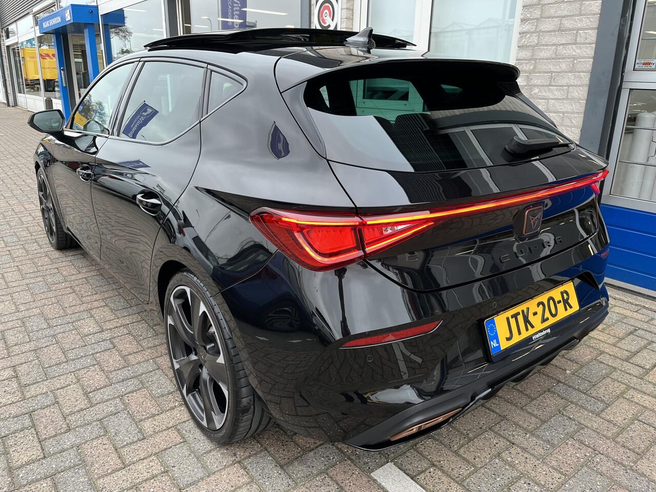 Cupra Leon 1.4 e-Hybrid VZ Black Edition / AUTOMAAT/ 245 PK/ PANO/ PARK. SENSOREN/ LEDER/ DCC/ MEMORY SEATS/ STOEL-STUURVERWARM./ KEYLESS/ ADAPT. CRUISE/ FULL LINK/ NAVI/ CLIMA/ DAB/ 19" LMV