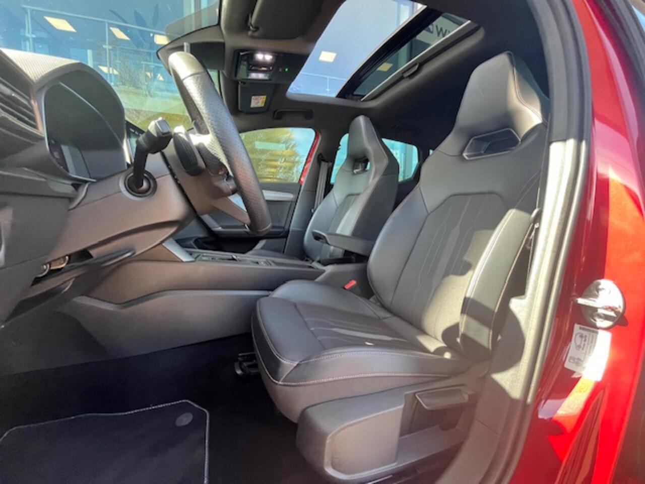 Cupra Leon 1.4 e-Hybrid VZ Performance / Panorama dak / 19 Inch / Supersport stuur / Achteruitrijcamera / Dodehoeksensor