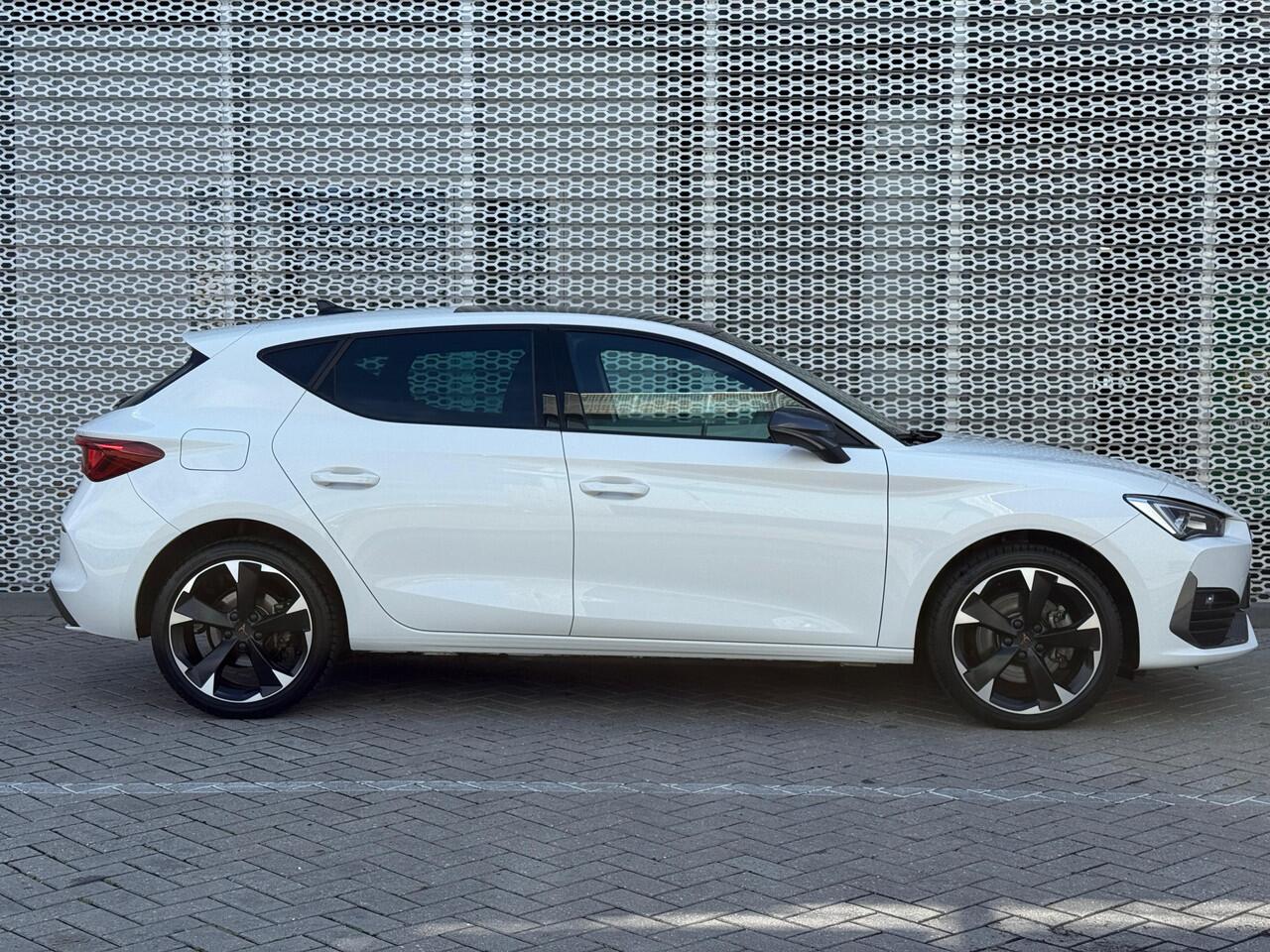 Cupra Leon 1.4 e-Hybrid 204PK Performance / Panoramadak / Kuipstoelen / Digitale Cockpit / Parkeersensoren Achter / Dodehoek Sensor / Stuurverwarming