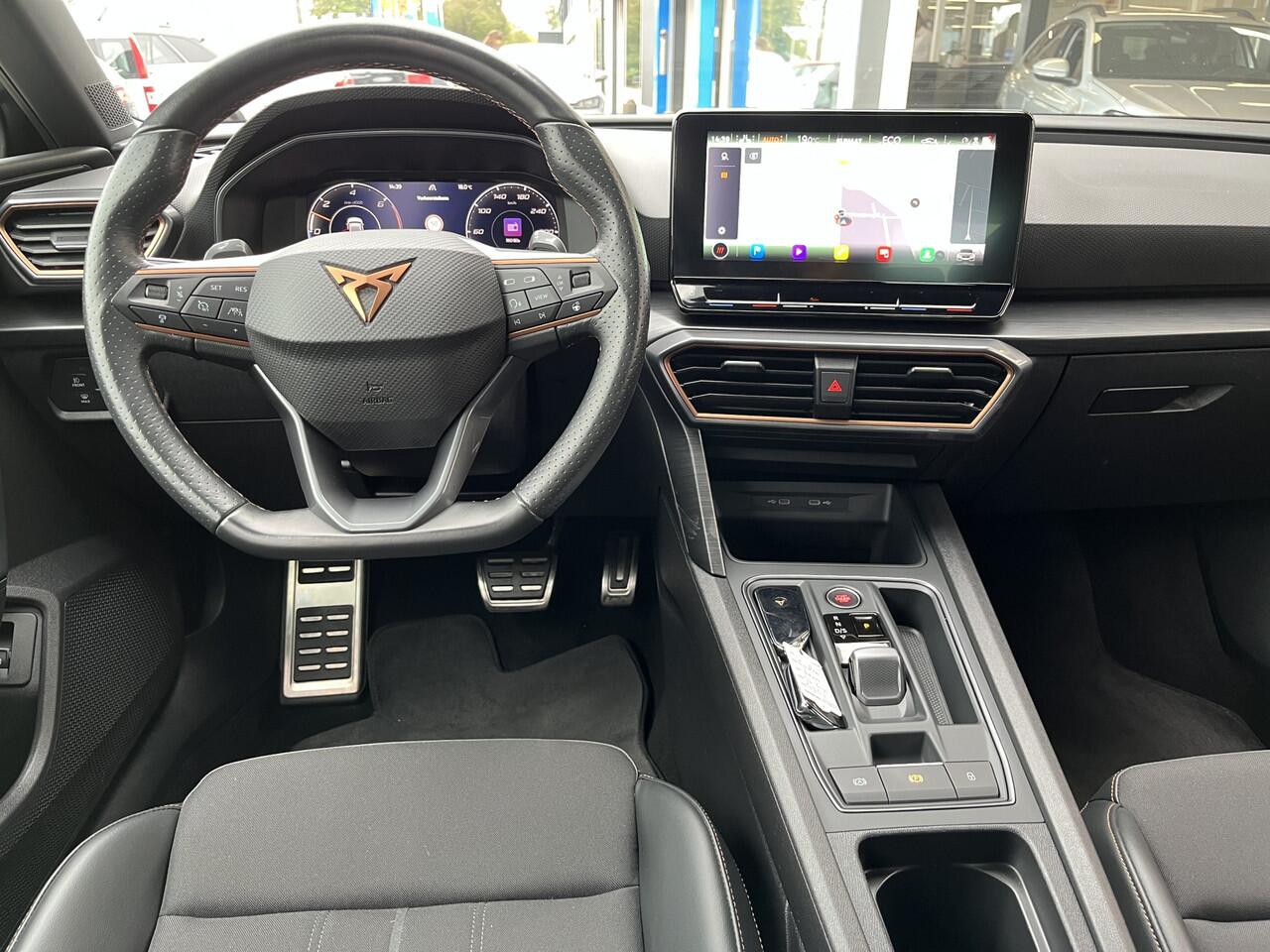 Cupra Leon 1.4 e-Hybrid Business / AUTOMAAT/ KEYLESS/ 3-ZONE CLIMA/ ADAPT. CRUISE/ LED/ DIGITAL DASH/ STOEL-STUUR VERWARM./ FULL LINK/ NAVI/ PARK. SENSOREN + CAMERA/ RIJ-MODI/ 18" LMV