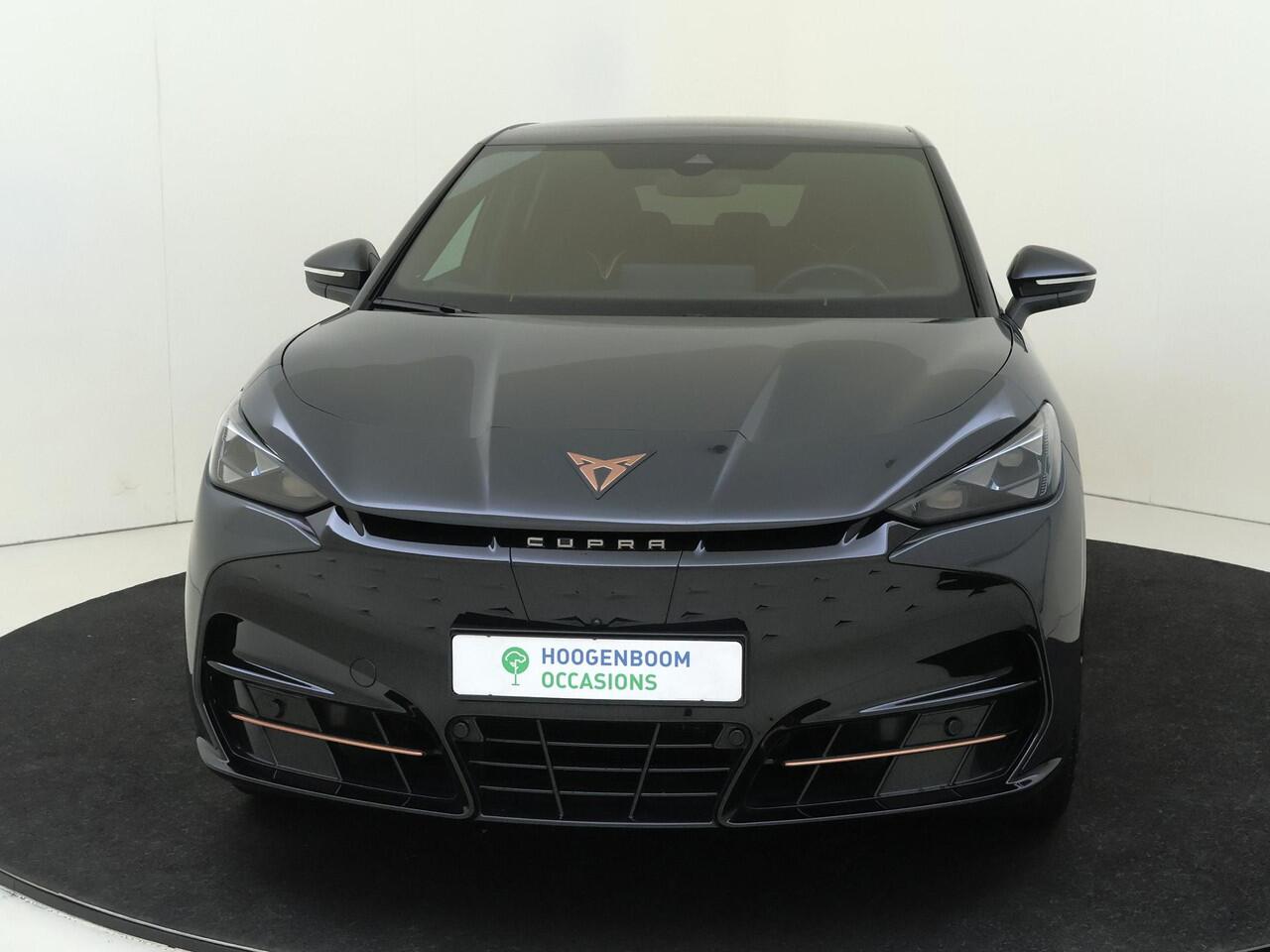 Cupra Tavascan VZ Adrenaline 82 kWh | Panoramadak | Adaptieve demping systeem | 360 camera | Head-up display | 3-zone airco | Parkeerassistent | Dodehoek detectie | Keyless |