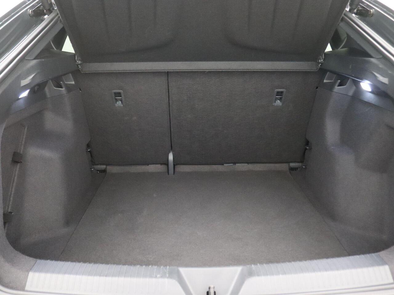 Cupra Tavascan Business 82 kWh 286PK Aut. Warmtepomp, Matrix-LED, Keyless, Achteruitrijcamera, Alarm, Virtual Pedal, Side Assist, Travel Assist, Stoel- en Stuurwielverwarming, 19" LM Velgen