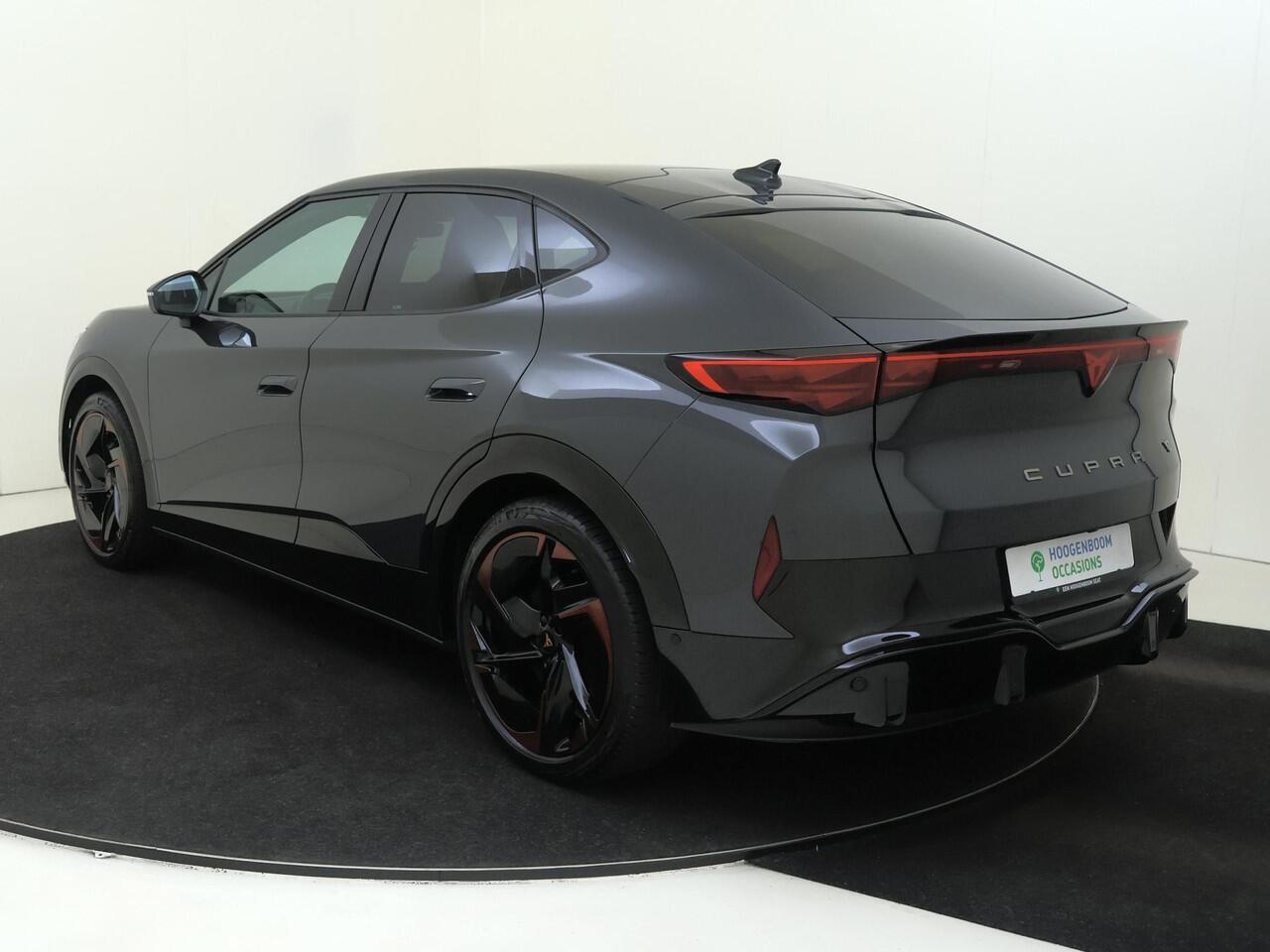 Cupra Tavascan VZ Adrenaline 82 kWh | Panoramadak | Adaptieve demping systeem | 360 camera | Head-up display | 3-zone airco | Parkeerassistent | Dodehoek detectie | Keyless |