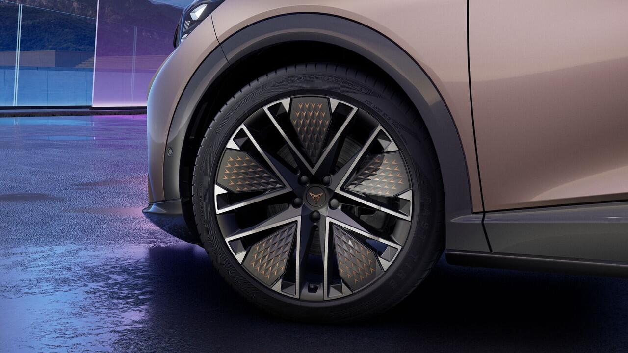 Cupra Tavascan 77kWh Elektromotor 340 1AT VZ Extreme | Digitaal instrumentenpaneel (Virtual Cockpit) | Head-up Display met 'Augmented Reality' | Multifunctioneel verwarmbaar stuurwiel met start- & CUPRA-knop