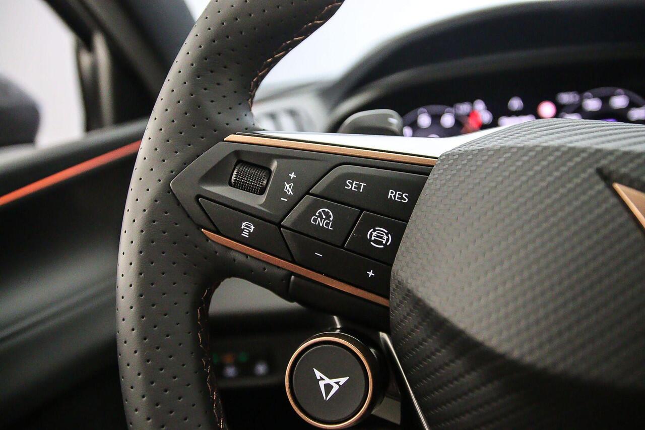 Cupra Terramar Business 1.5 TSI eHybrid 204pk DSG Automaat Trekhaak, Head up display, Adaptive cruise control, Navigatie, Elektrische achterklep, Stuurwiel verwarmd, Achteruitrijcamera