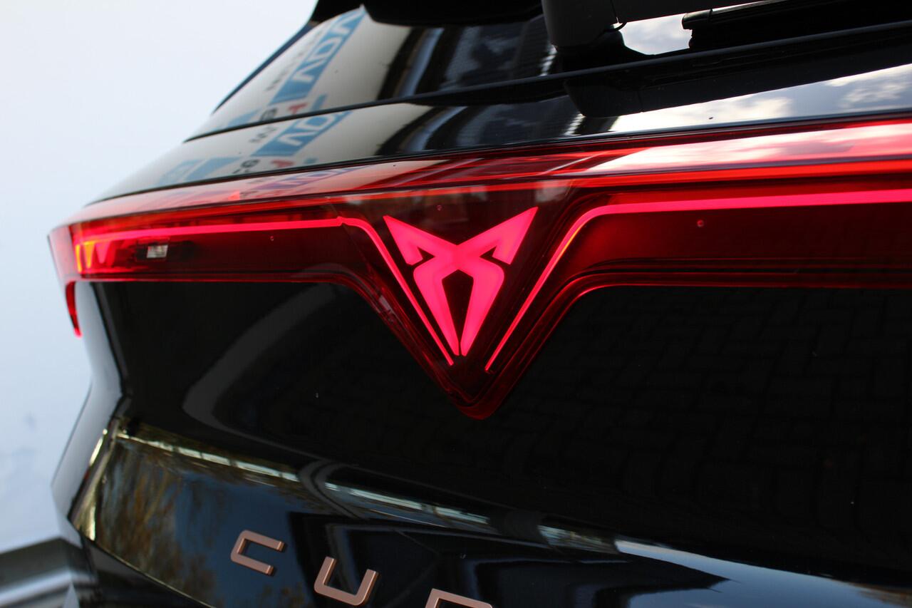 Cupra Terramar 1.5 TSI e-Hybrid VZ Performance 272pk | Panorama dak | Head-Up Display | Memory stand stoelen | Stoel & Stuurverwarming | 360* Camera | Draadloze telefoonlader | Elektrische kofferbakklep | Apple CarPlay/Android Auto | Adaptive cruise | Keyless entry/star