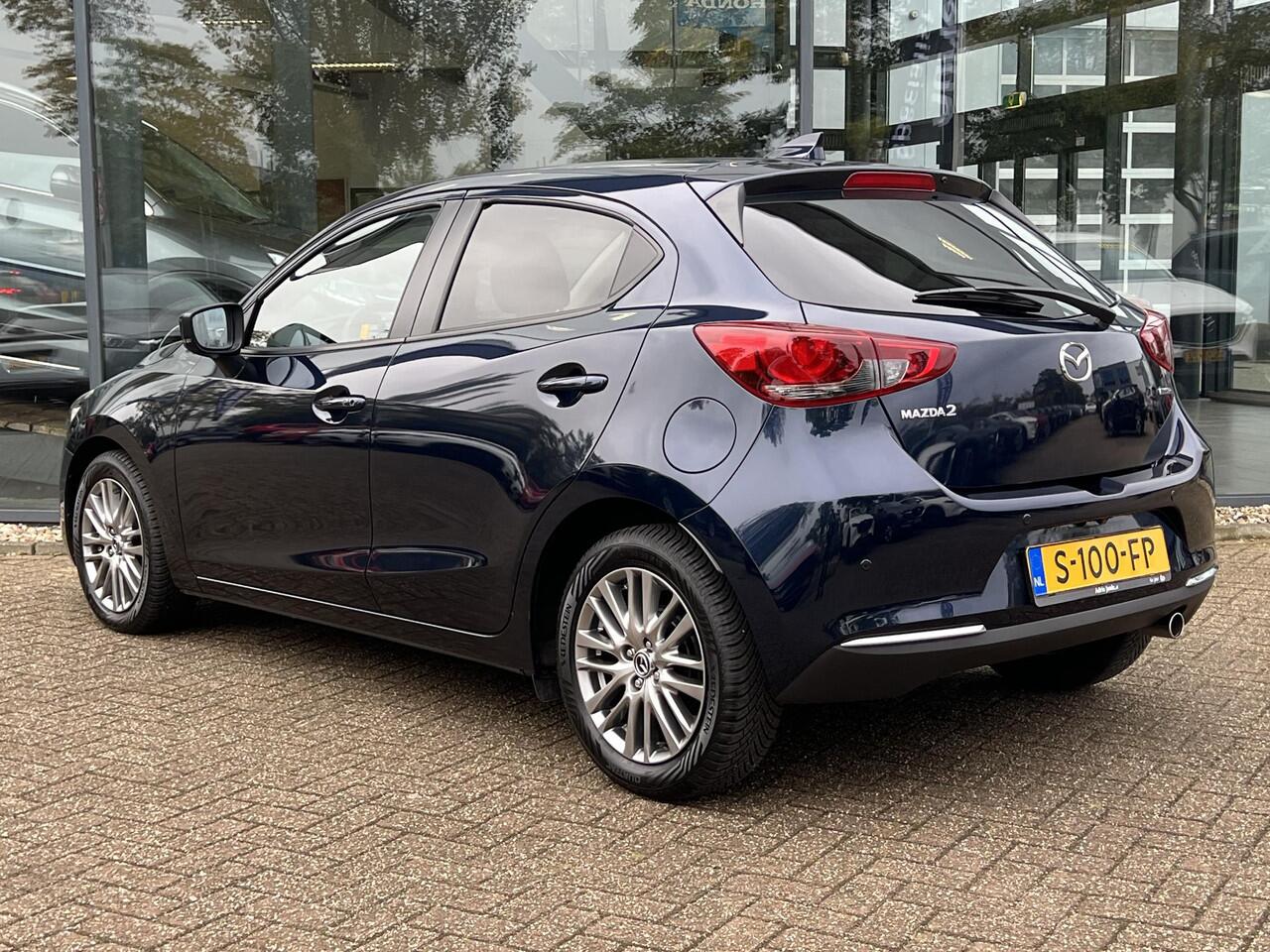 Mazda 2 1.5 Skyactiv-G Luxury | ACHTERUITRIJCAMERA | STOEL-EN STUURVERWARMING | LM VELGEN | CARPLAY | NAVIGATIE