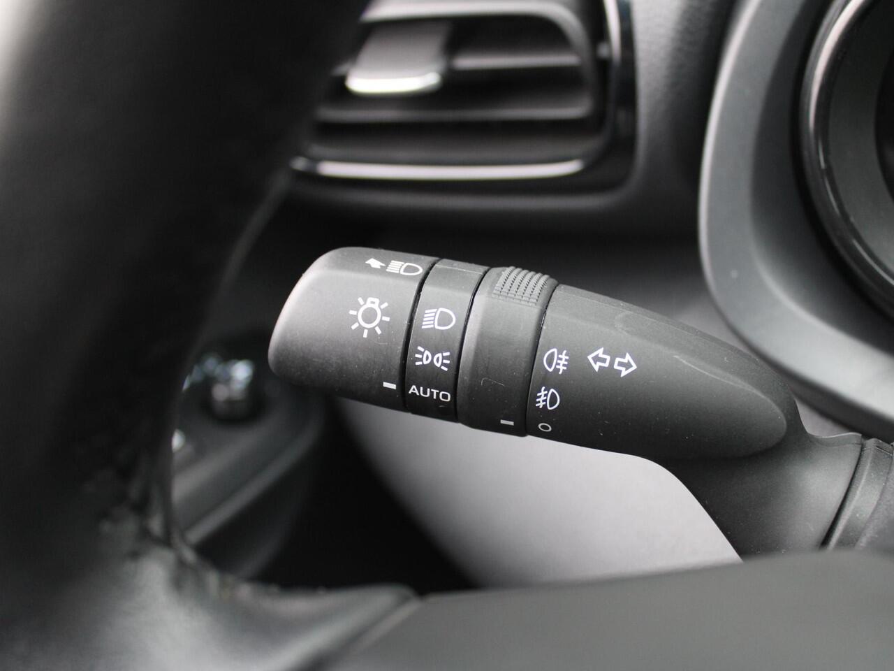 Mazda 2 Hybrid 1.5 Select | 16" LM | Stoel- & stuurverwarming | HUD | Camera | Dodehoek sensor |